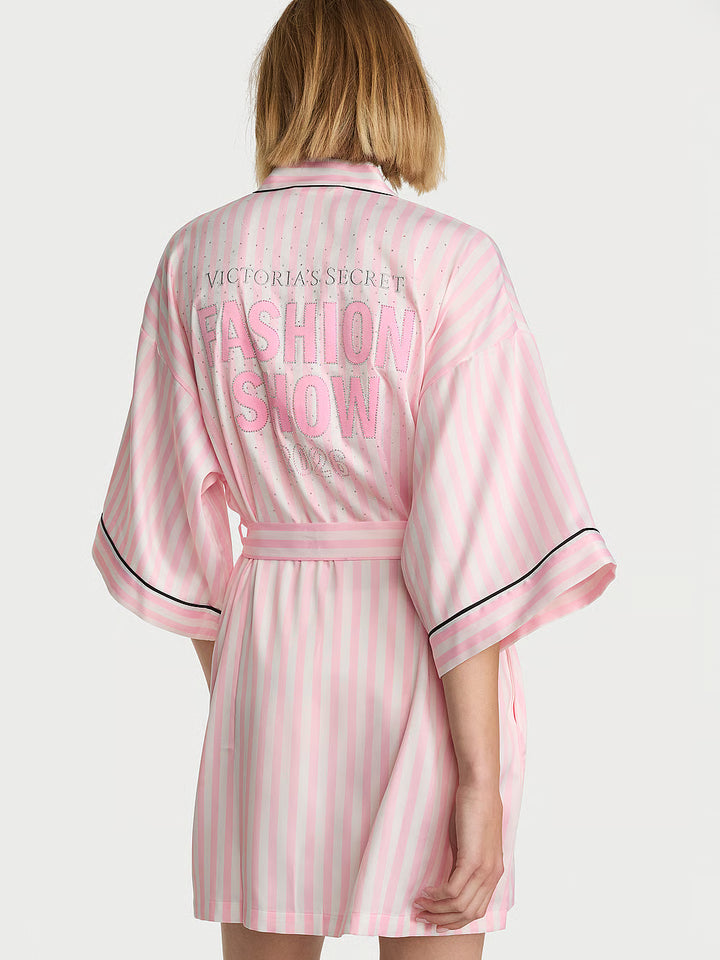 Signature Satin Short Piped Robe Fashion Show 2026 – Sloppur